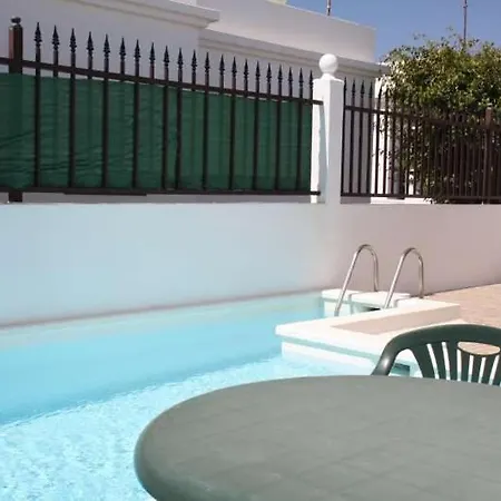 Апартаменты Puerto Del Carmen Sleeps 4 Pool Wifi